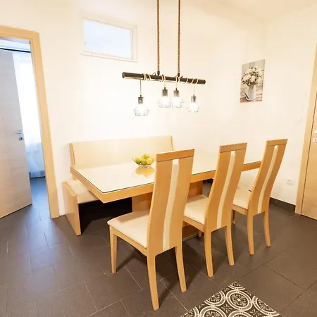 Hozi House -4 Cozy Apartment's Free Parking Apartment
